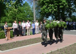 Покладання гірлянди з живих квітів до Меморіалу полеглим захисникам Вітчизни кращими студентами університету